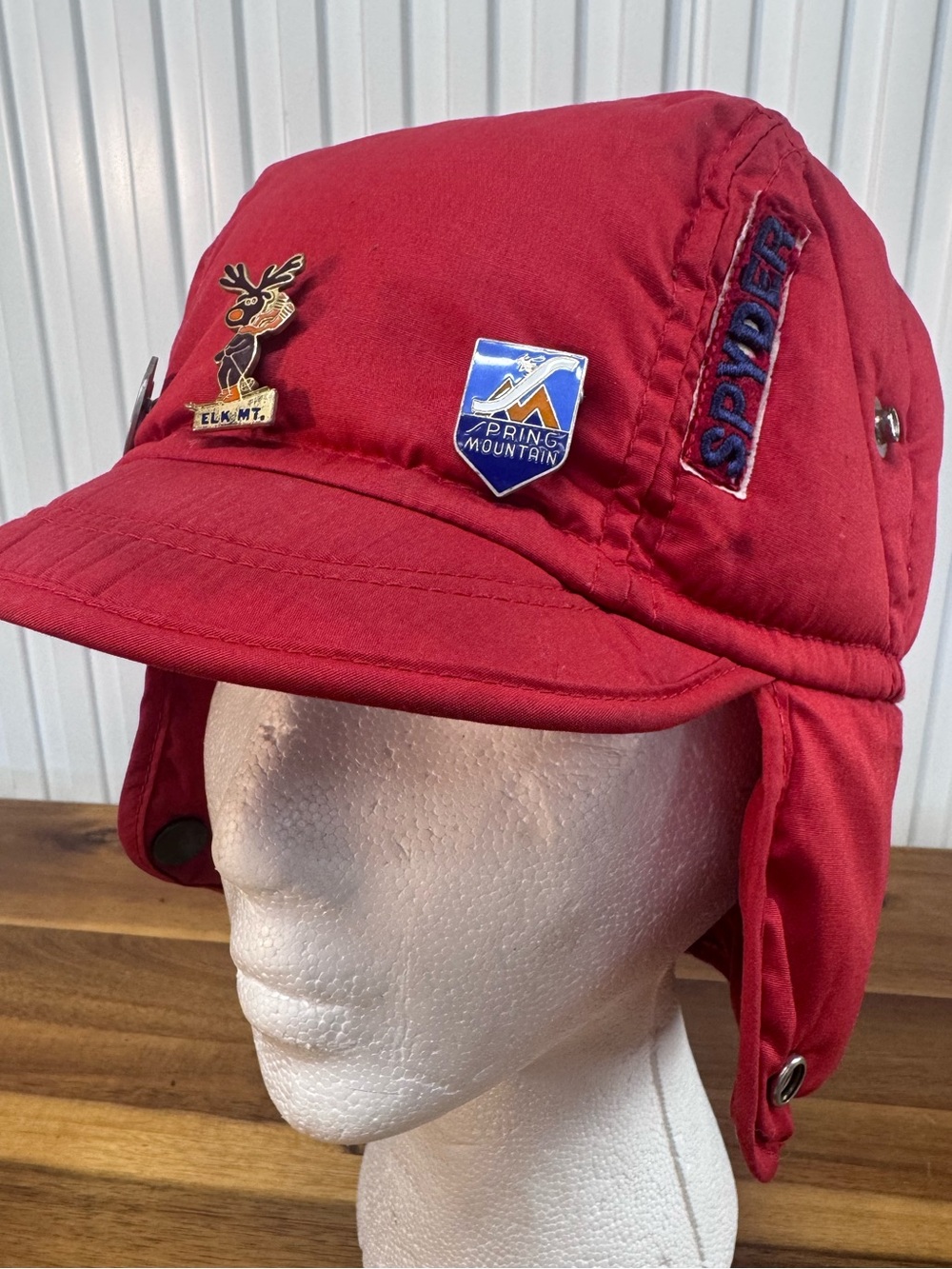 Vintage Spyder Trapper Hat with 3 Souvenir pins men’s Med